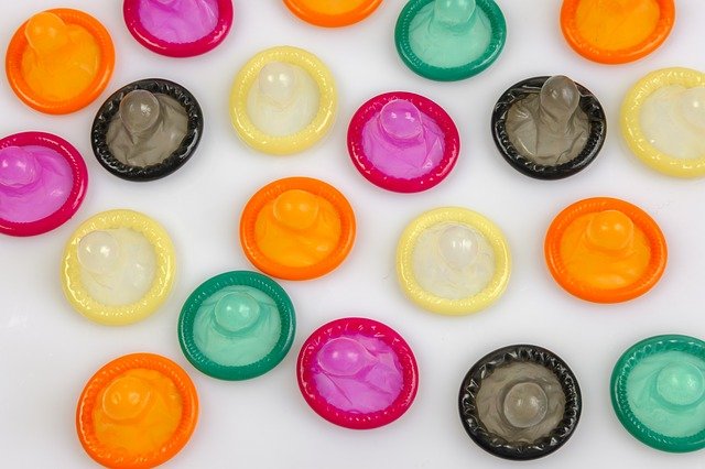 Massvis med kondomer i olika färger uppradade.
